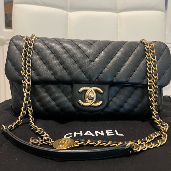 SOLD AUTHENTIC Chanel Medallion Charm Flap Bag ChevronCalfskin Medium - Picture 8 of 10